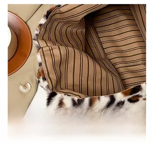 Dettaglio della borsa tote leopardata in peluche con fodera interna e apertura pratica