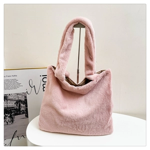 Dettaglio ravvicinato della borsa tote rosa soffice in pelliccia sintetica con tracolle