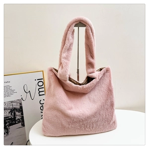 Dettaglio della borsa tote in pelliccia sintetica rosa con morbida trama e manico soffice
