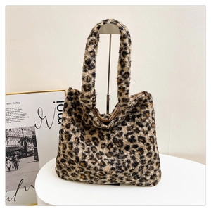 Dettaglio della borsa tote in morbido peluche leopardato con consistenza soffice