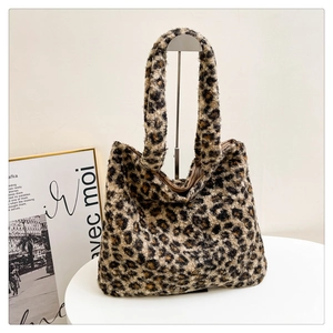 Dettaglio della borsa tote leopardata in peluche con texture morbida in ecopelliccia