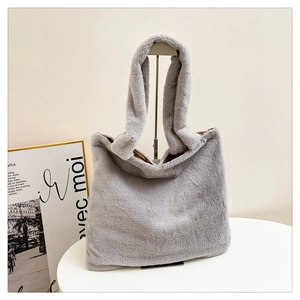 Dettaglio della borsa tote in pelliccia sintetica grigia con texture soffice e fodera
