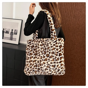 Dettaglio della borsa leopardata con texture in ecopelliccia e grande capacità interna