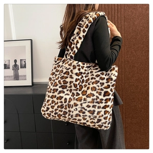 Borsa tote in peluche leopardata indossata a spalla per mostrare la capienza e la morbidezza