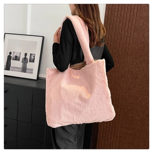 Dettaglio della grande borsa tote rosa in peluche con morbida trama in eco-pelliccia