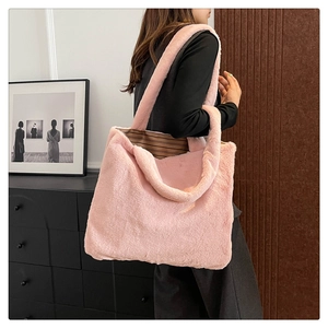 Dettaglio della grande borsa tote rosa in peluche con pelliccia sintetica e fodera a righe