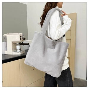 Dettaglio borsa tote in ecopelliccia grigia con morbida texture peluche e tracolla larga