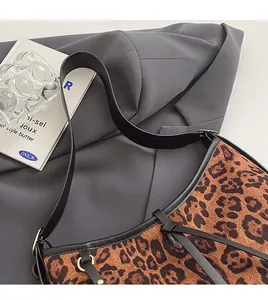 Vue détaillée du sac porté épaule léopard avec bandoulière en cuir et texture douce