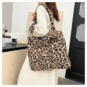 Dettaglio della borsa tote leopardata in peluche con texture soffice e grande capienza interna