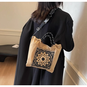 Detail der khakifarbenen Tote Bag mit Ethno-Druck und geflochtenem Seilgriff-Design