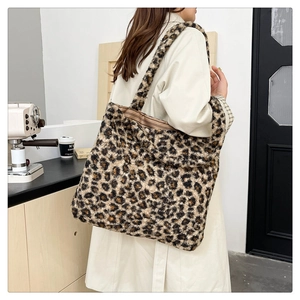 Dettaglio della grande borsa tote in pelliccia sintetica leopardata con tracolla morbida