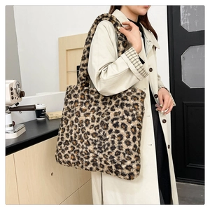 Dettaglio della borsa tote morbida con stampa leopardata in materiale felpato
