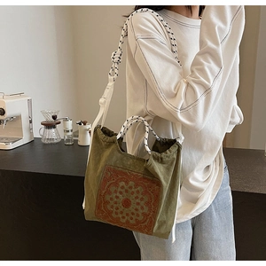 Detail der armee-grünen Canvas-Tasche mit Mandala-Stickerei und dicken Seilgriffen