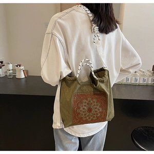 Detail der armee-grünen Canvas-Tasche mit Mandala-Stickerei und Seilgurten