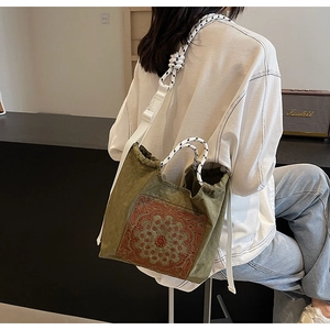 Detail der vintage grünen Canvas-Tasche mit Mandala-Stickerei und Seilgriffen