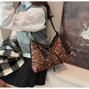 Détail du sac cabas vintage léopard avec lanières en cuir noir et texture fine