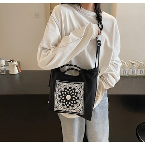 Nahaufnahme der schwarzen Canvas-Tasche mit Mandala-Muster und gewebtem Schultergurt
