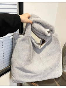 Grande borsa tote grigia in ecopelliccia da donna con morbido manico in peluche