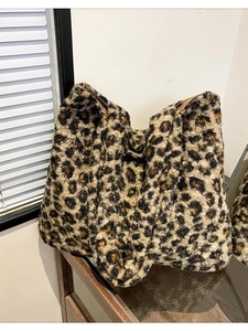 Grande borsa tote leopardata in ecopelliccia per donna con morbida consistenza