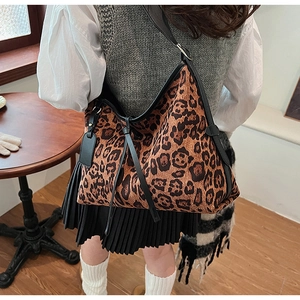 Détail du grand sac cabas à imprimé léopard avec finitions en cuir noir élégant