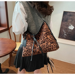Détail du sac hobo à imprimé léopard de grande capacité avec fine bandoulière noire