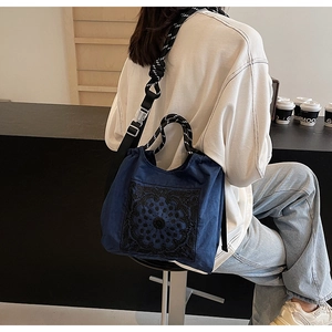 Detailansicht der dunkelblauen Canvas-Tasche mit Paisleymuster-Stickerei und Seilgriffen