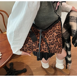 Vue détaillée du sac hobo léopard avec bretelles noires et surface en tissu texturé