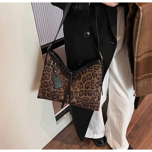 Détail du grand sac hobo léopard avec bandoulière en cuir noir et style vintage chic
