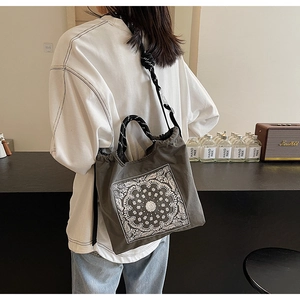 Detailansicht der Canvas-Beuteltasche mit Paisley-Muster, Kordelzug und gewebtem Riemen