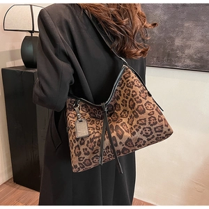Sac fourre-tout à motif léopard porté par un mannequin dans un intérieur moderne