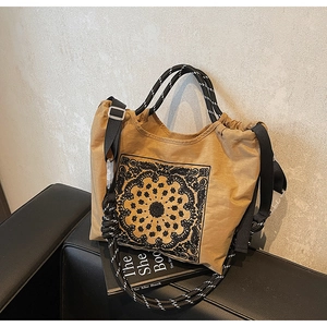 Detailansicht der Canvas-Tasche mit Paisley-Muster, Seilgriffen und schwarzem Gurt