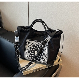 Detail der schwarzen Paisley-Tasche mit Kordelzug und gewebten Seilgriffen
