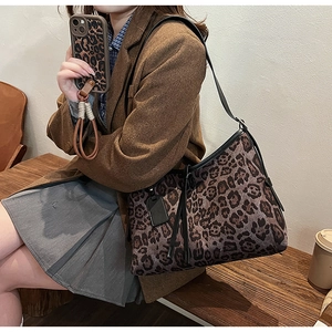 Détails d'un cabas vintage à imprimé léopard et d'une coque de téléphone assortie