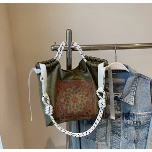 Detail der armee-grünen Canvas-Tasche mit Mandala-Stickerei und Seilgriffen