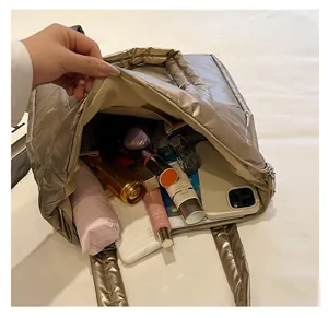 Détail du sac cabas matelassé doré avec grande capacité pour les objets personnels