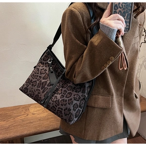 Grand sac fourre-tout léopard rétro avec bandoulière porté par un mannequin en intérieur