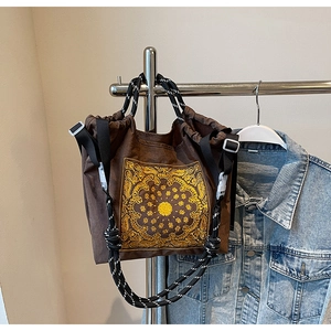 Detail der Vintage-Tasche mit Bandana-Print, Kordelzug und gewebten Griffen