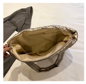 Détail intérieur du sac cabas matelassé doré avec poche zippée et doublure spacieuse