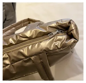 Gros plan du zip et du tissu matelassé imperméable et métallisé du sac à bandoulière