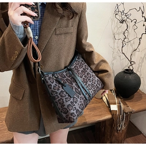 Sac fourre-tout à motif léopard porté avec un blazer en laine marron et style urbain