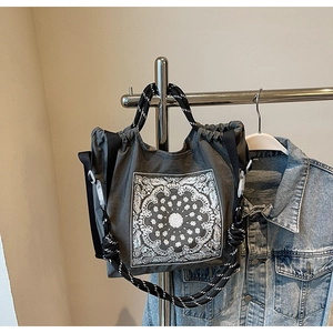 Detail der dunkelgrauen Canvas-Tasche mit weißem Paisley-Mandala und Seilgriffen