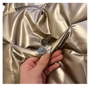 Détail du fermoir magnétique de qualité sur le sac cabas matelassé couleur champagne doré