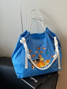 Blaue Einkaufstasche mit Katzenbestickung und geflochtenen Seilgriffen im Wohndesign