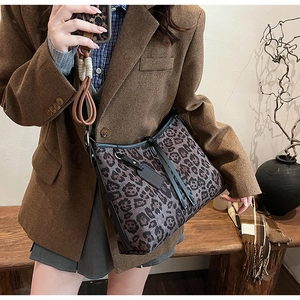 Sac fourre-tout léopard porté avec un blazer en laine marron pour un look vintage