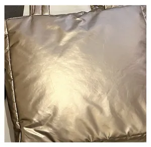 Détail du sac cabas matelassé or champagne avec texture en soie imperméable métallique