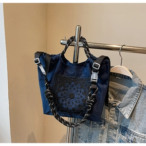 Detail der dunkelblauen Ethno-Tragetasche mit Vintage-Stickerei und Seilschultergurten