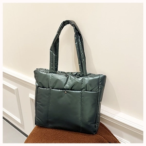 Sac fourre-tout matelassé vert métallisé imperméable avec poignée rembourrée automne