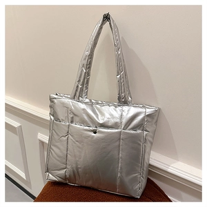 Sac fourre-tout matelassé argenté chic en tissu imperméable moderne avec fermeture à pression