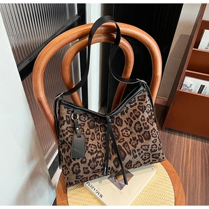 Détail du sac hobo à imprimé léopard avec bandoulière en cuir et lien de serrage