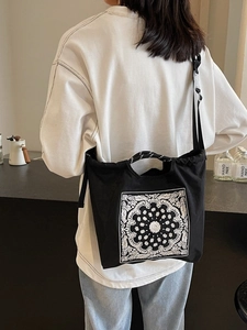 Retro Paisley-Tragetasche aus schwarzem Canvas mit verstellbarem Riemen am Model